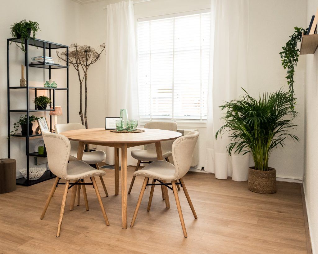 Tafel met stoelen in de rouwhuiskamer