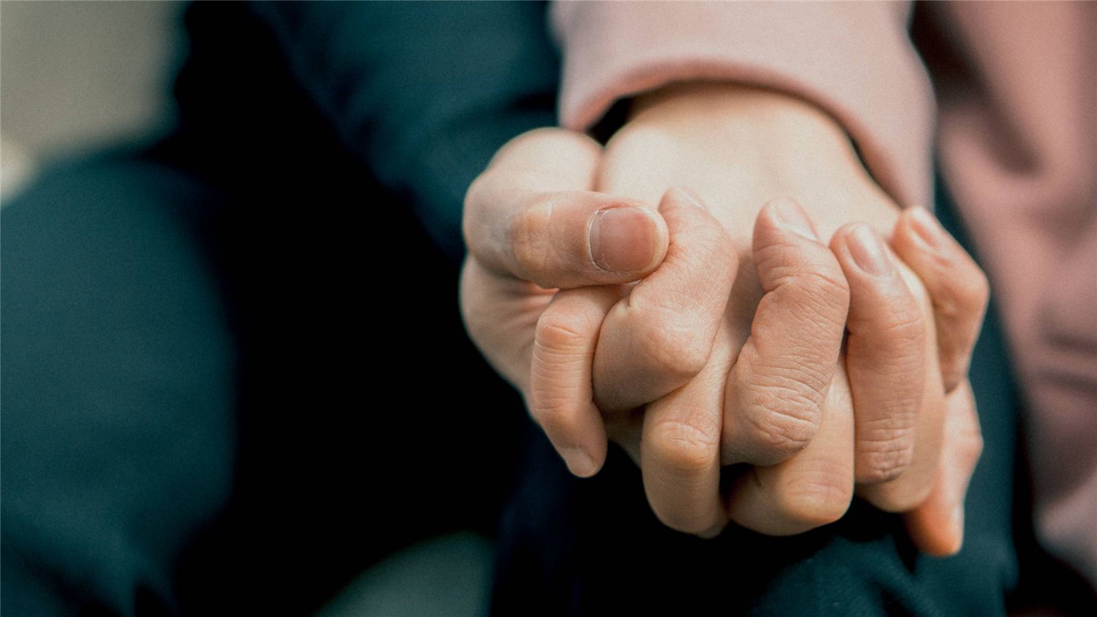 Twee handen die elkaar vasthouden