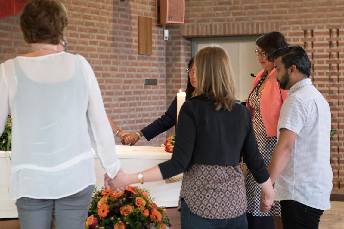 Uitvaartbegeleiders in gesprek met familie