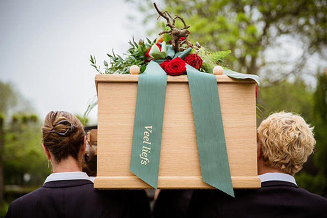 Beschilderde kist met bloemen