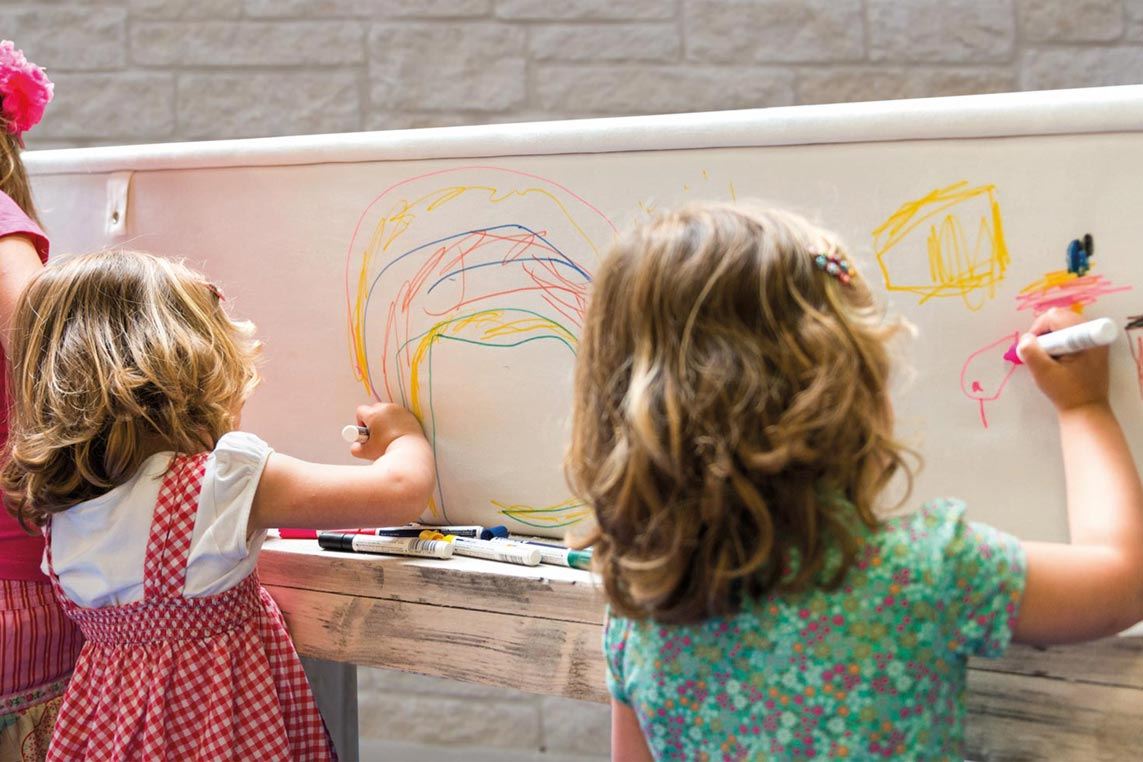 Kinderen tekenen op een kist